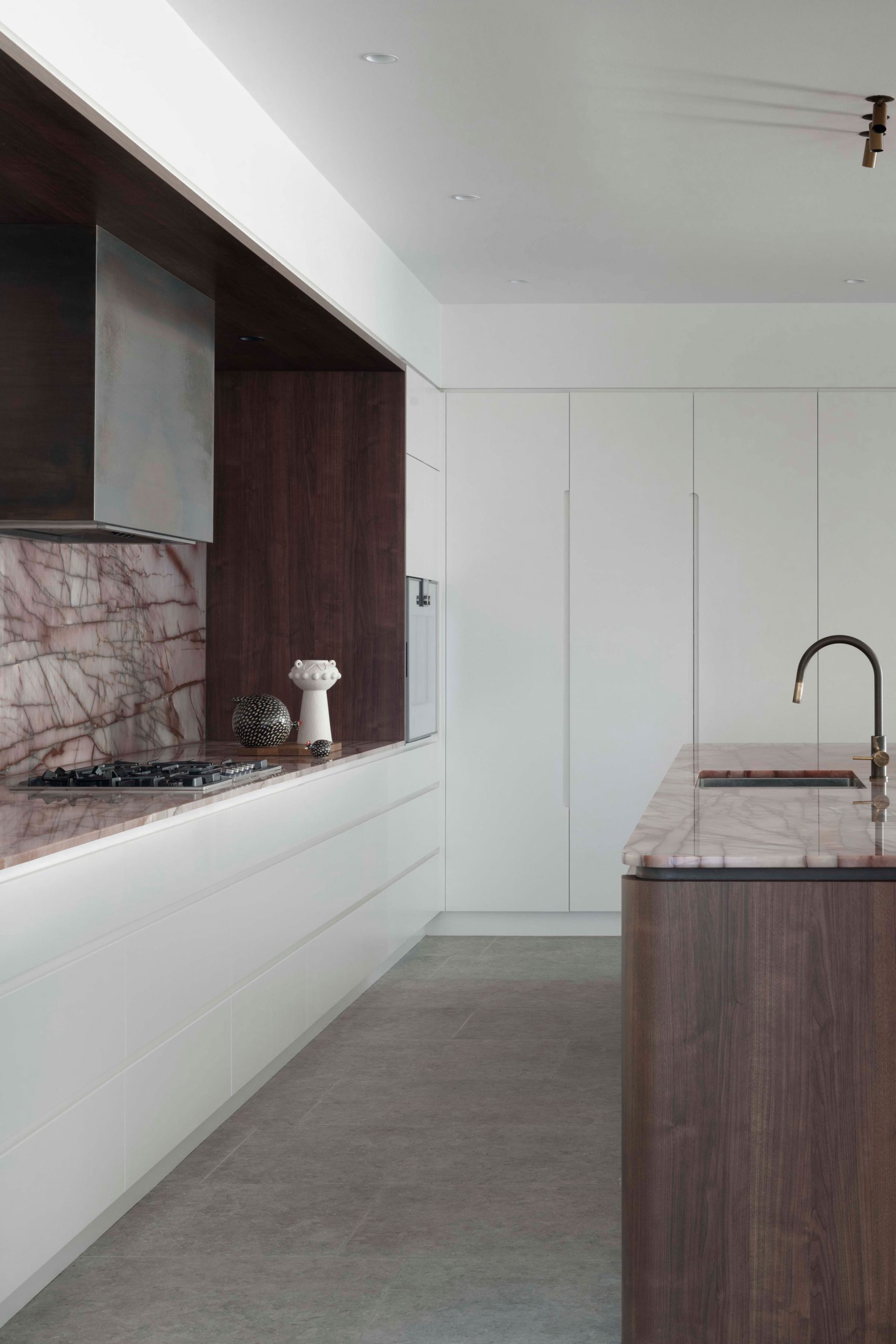 C4 House Vaucluse - kitchen with full height stone splashback